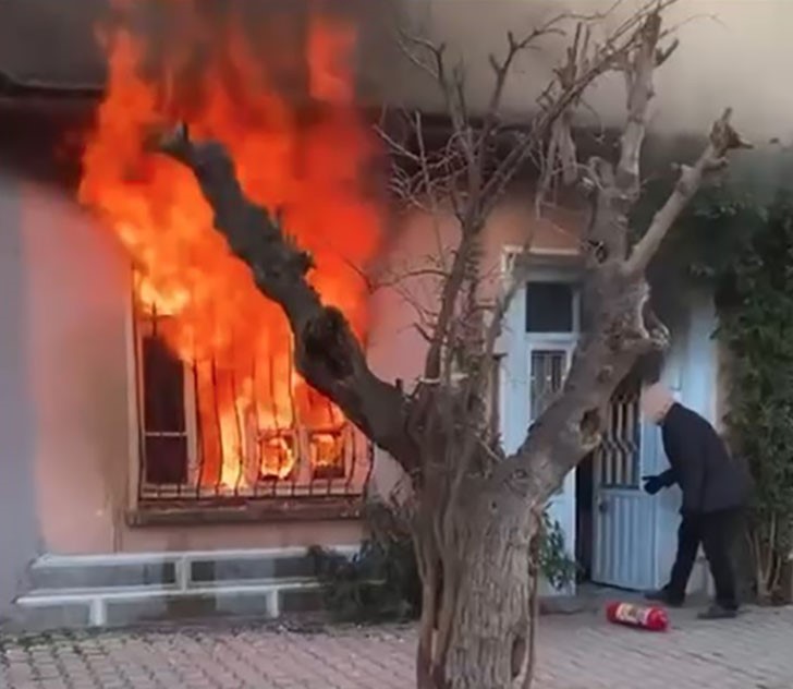 Kedisini kurtarmak için alevlerin içine daldı; komşuları güçlükle dışarı çıkardı
