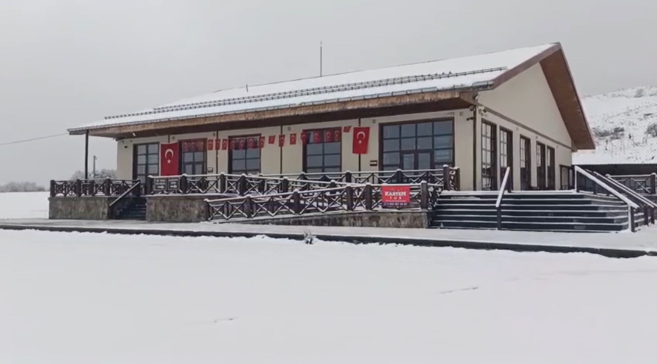 Keltepe Kayak Merkezi nisan ayında beyaz örtüyle kaplandı
