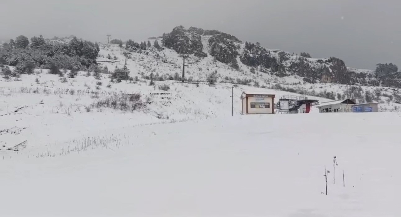 Keltepe Kayak Merkezi nisan ayında beyaz örtüyle kaplandı
