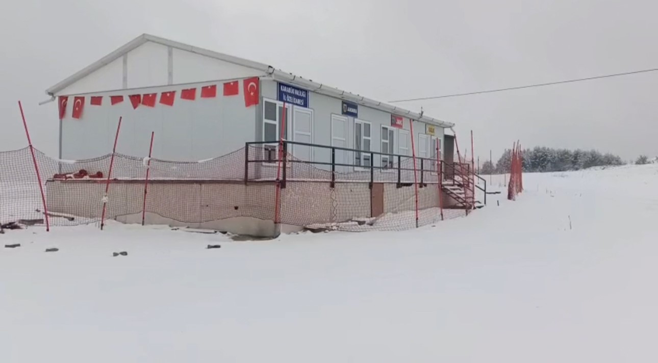 Keltepe Kayak Merkezi nisan ayında beyaz örtüyle kaplandı
