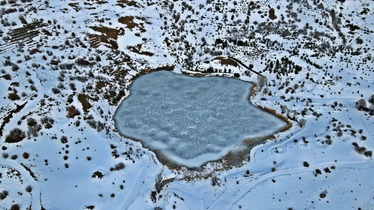 Kemah’taki Ardos Gölü dondu: Bin 660 rakımlı buz gölü drone ile görüntülendi
