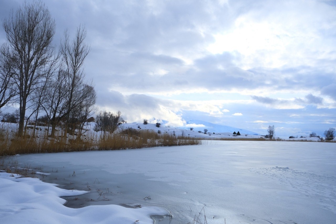 Kemah’taki Ardos Gölü dondu: Bin 660 rakımlı buz gölü drone ile görüntülendi
