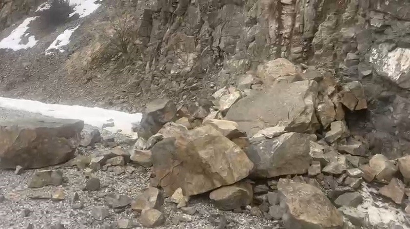 Kemah’taki deprem sonrası Hakbilir köyü yoluna kayalar düştü
