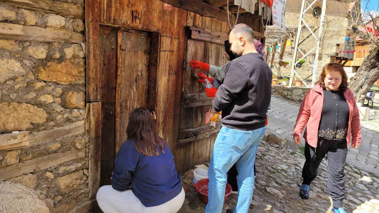 Kemaliye’de ahşap mimarinin korunması için akademik çalışma başlatıldı
