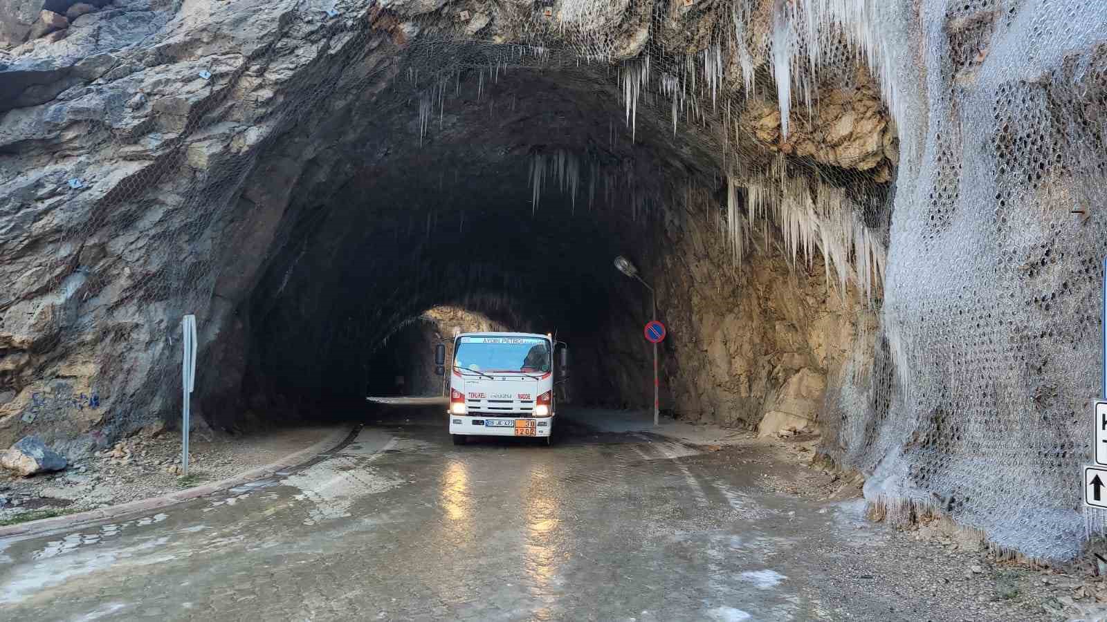 Kemaliye’de ’dünyanın en zorlu yolları’ arasında gösterilen "Taş Yolu" buz tuttu
