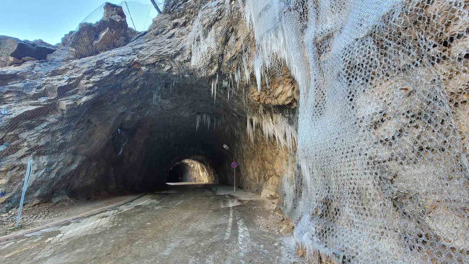 Kemaliye’de ’dünyanın en zorlu yolları’ arasında gösterilen "Taş Yolu" buz tuttu
