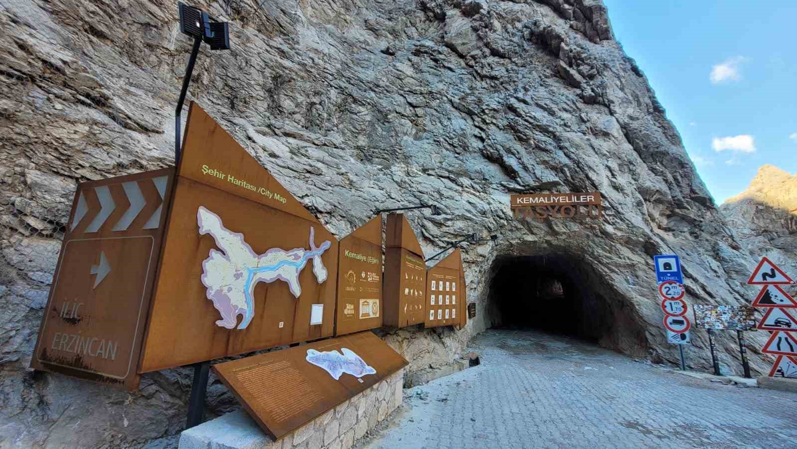 Kemaliye’de ’dünyanın en zorlu yolları’ arasında gösterilen "Taş Yolu" buz tuttu
