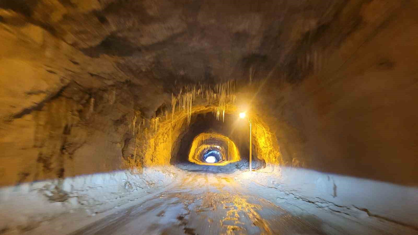 Kemaliye’de ’dünyanın en zorlu yolları’ arasında gösterilen "Taş Yolu" buz tuttu
