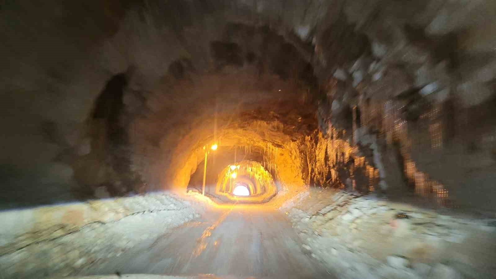 Kemaliye’de ’dünyanın en zorlu yolları’ arasında gösterilen "Taş Yolu" buz tuttu
