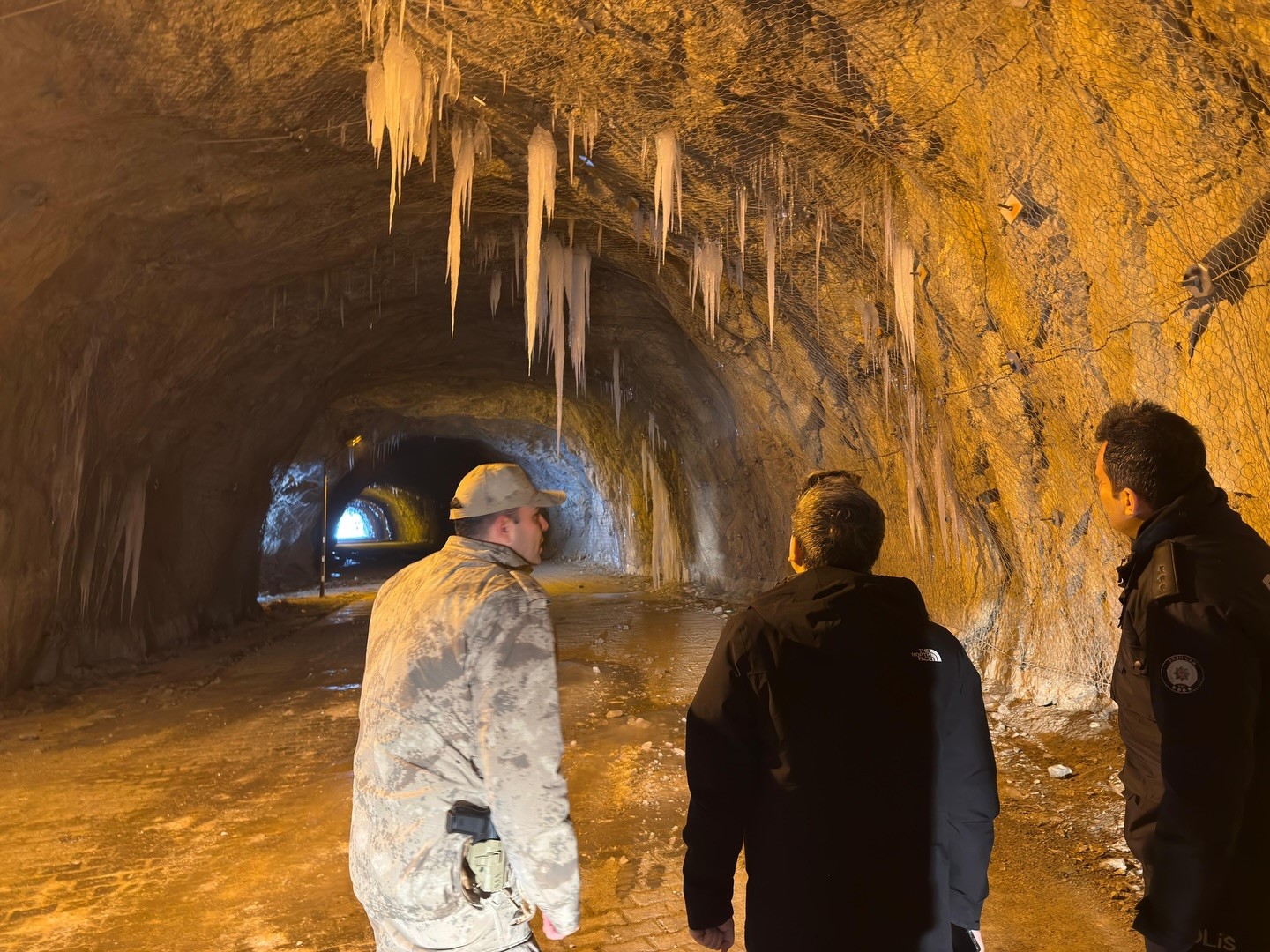 Kemaliye’de kar ve buzlanmaya karşı tedbirler artırıldı
