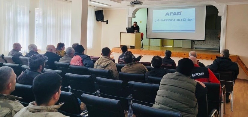 Kemaliye’de muhtarlar çığ tehlikesine karşı bilgilendirildi
