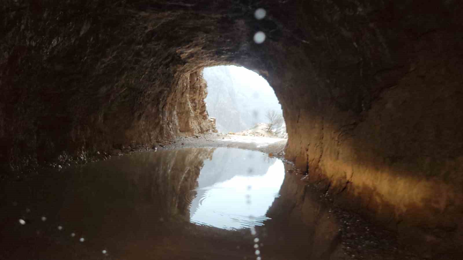 Kemaliye’de Taş Yolu’nda kar suları tünelleri bastı
