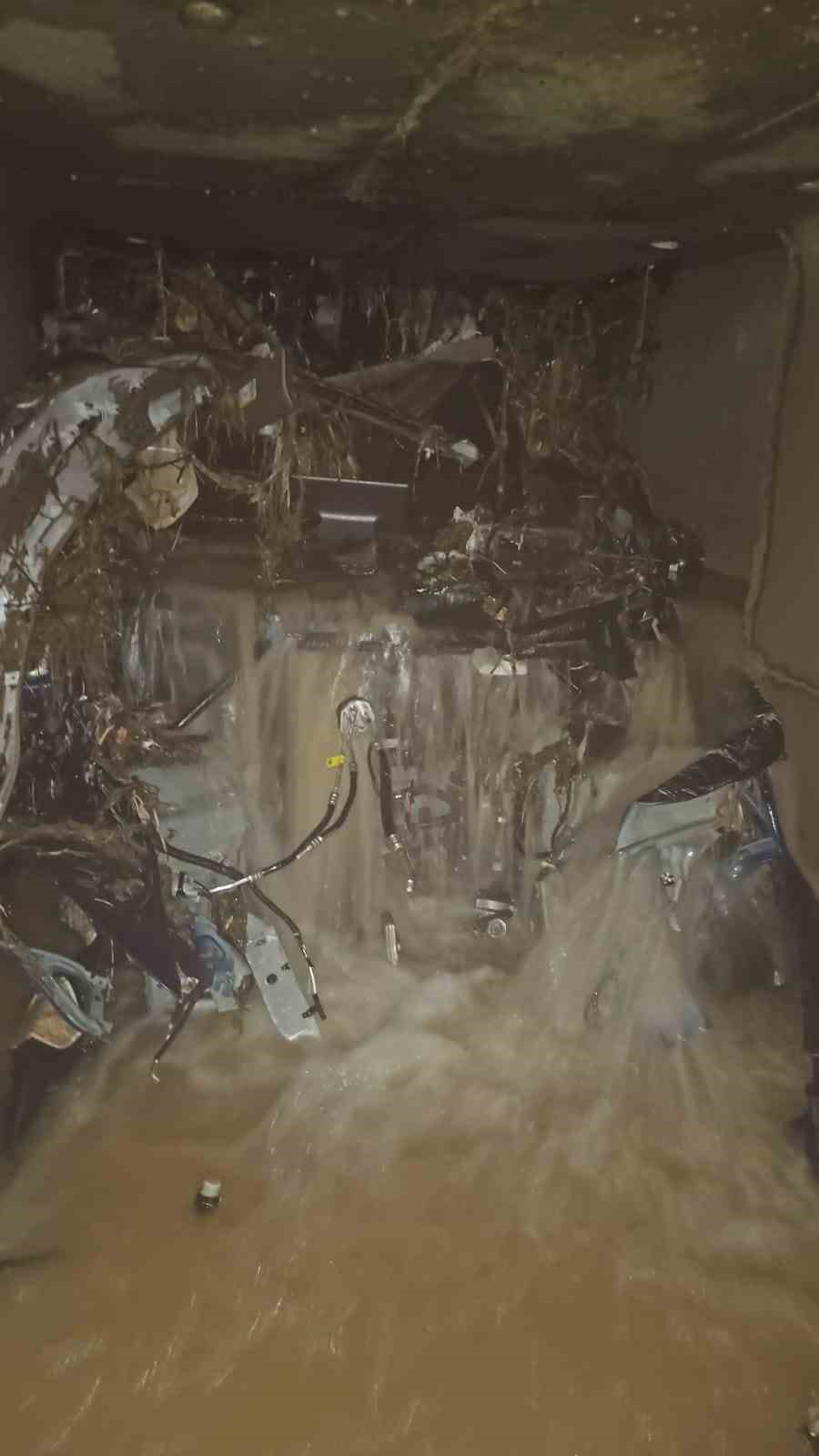 Kemalpaşa’da menfeze sıkışan aracı kurtarma çalışmaları sürüyor
