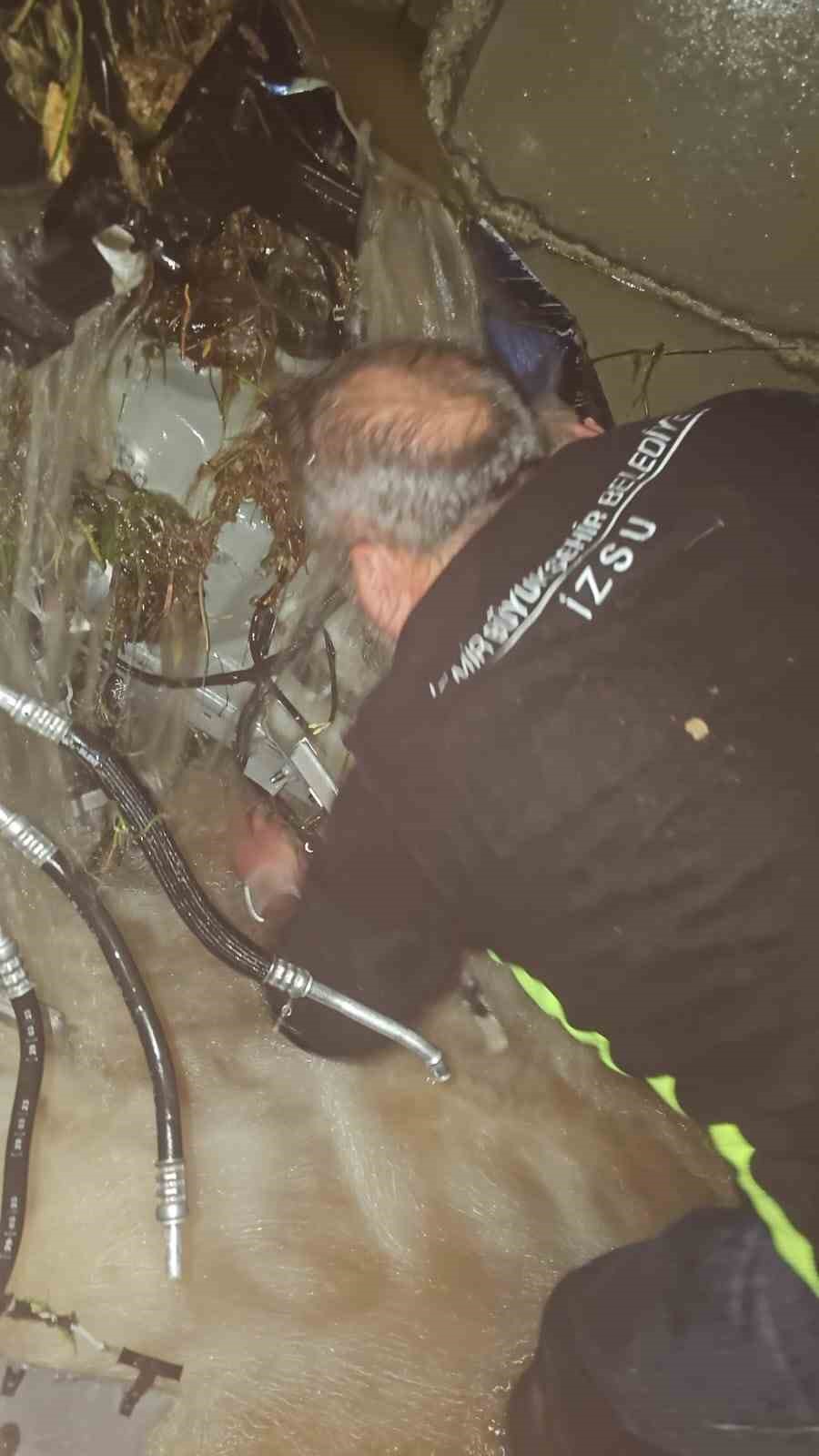 Kemalpaşa’da menfeze sıkışan aracı kurtarma çalışmaları sürüyor
