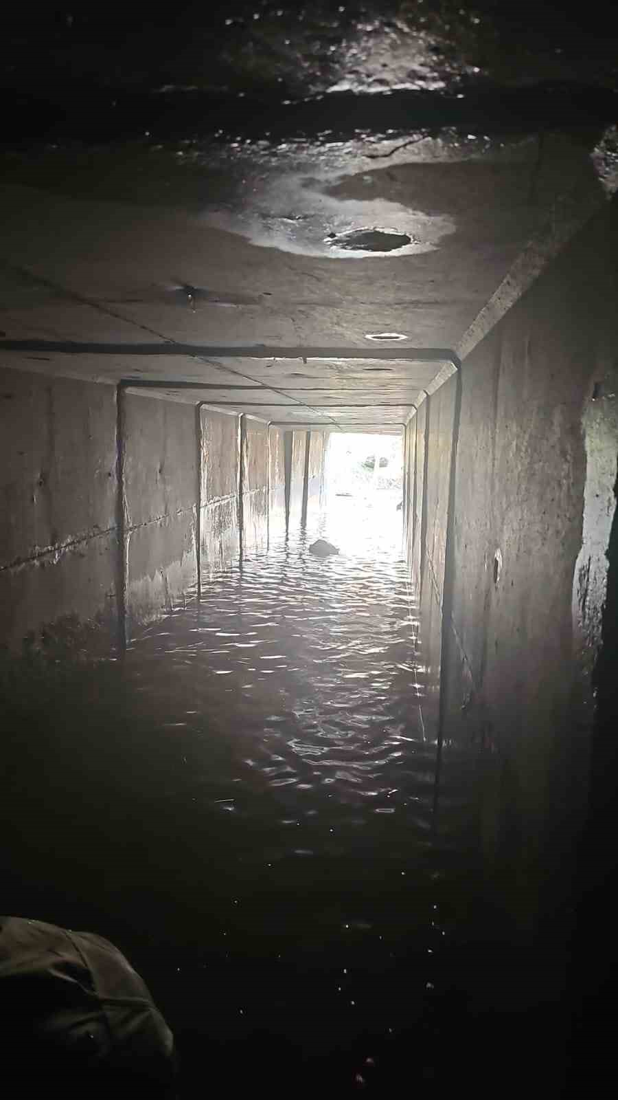 Kemalpaşa’da menfeze sıkışan aracı kurtarma çalışmaları sürüyor
