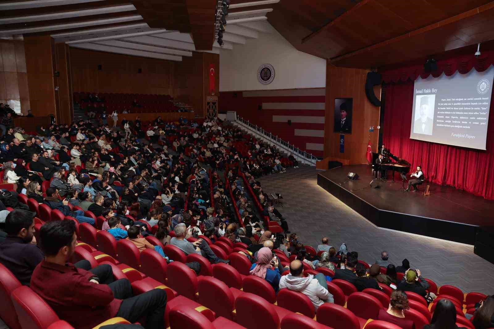 Keman ve piyano ile saklı kadim nağmeler: "Türk müziği saz eserleri" Erzurum’da büyüledi
Keman ve piyano ile saklı kadim nağmeler: "Türk müziği saz eserleri" Erzurum’da büyüledi
