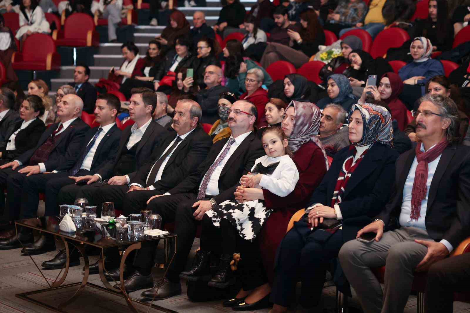 Keman ve piyano ile saklı kadim nağmeler: "Türk müziği saz eserleri" Erzurum’da büyüledi
Keman ve piyano ile saklı kadim nağmeler: "Türk müziği saz eserleri" Erzurum’da büyüledi