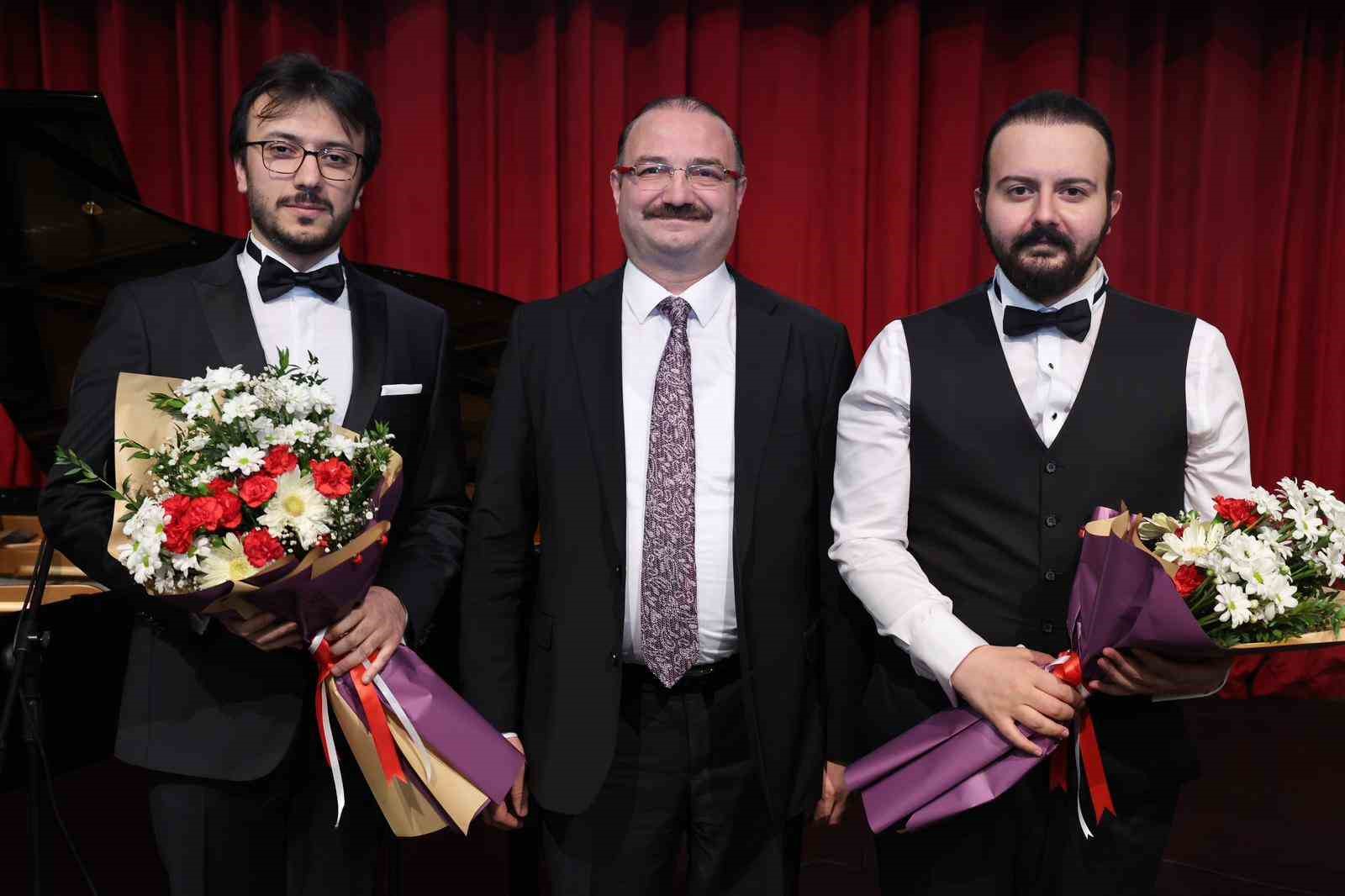 Keman ve piyano ile saklı kadim nağmeler: "Türk müziği saz eserleri" Erzurum’da büyüledi
Keman ve piyano ile saklı kadim nağmeler: "Türk müziği saz eserleri" Erzurum’da büyüledi