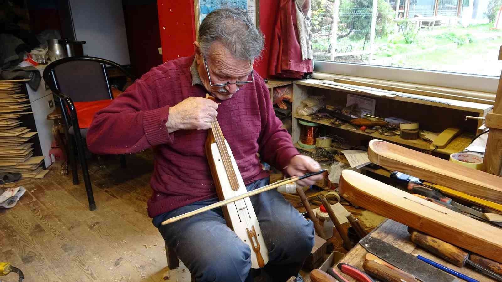 Kemençenin en yaşlı ustalarından
