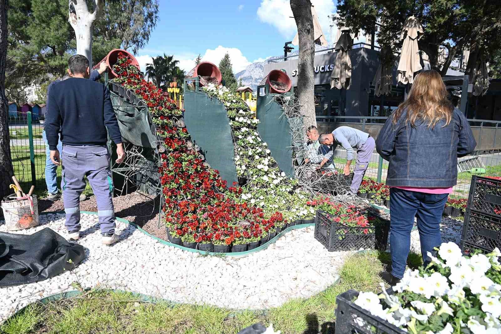 Kemer yaz sezonuna hazırlanıyor, ilçe petunyalarla süsleniyor
