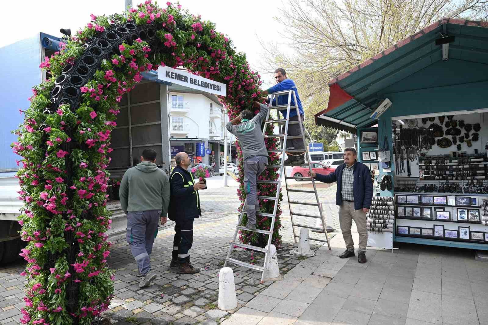 Kemer yaz sezonuna hazırlanıyor, ilçe petunyalarla süsleniyor
