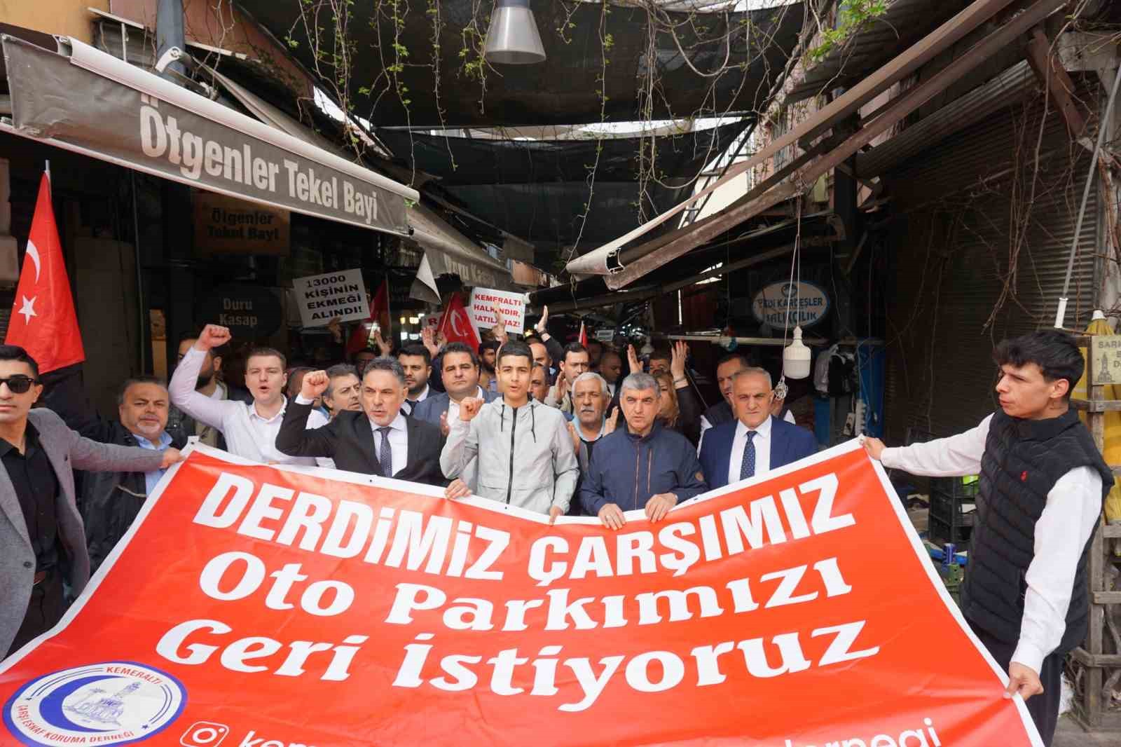 Kemeraltı esnafı otopark sorunu nedeniyle kepenk kapattı

