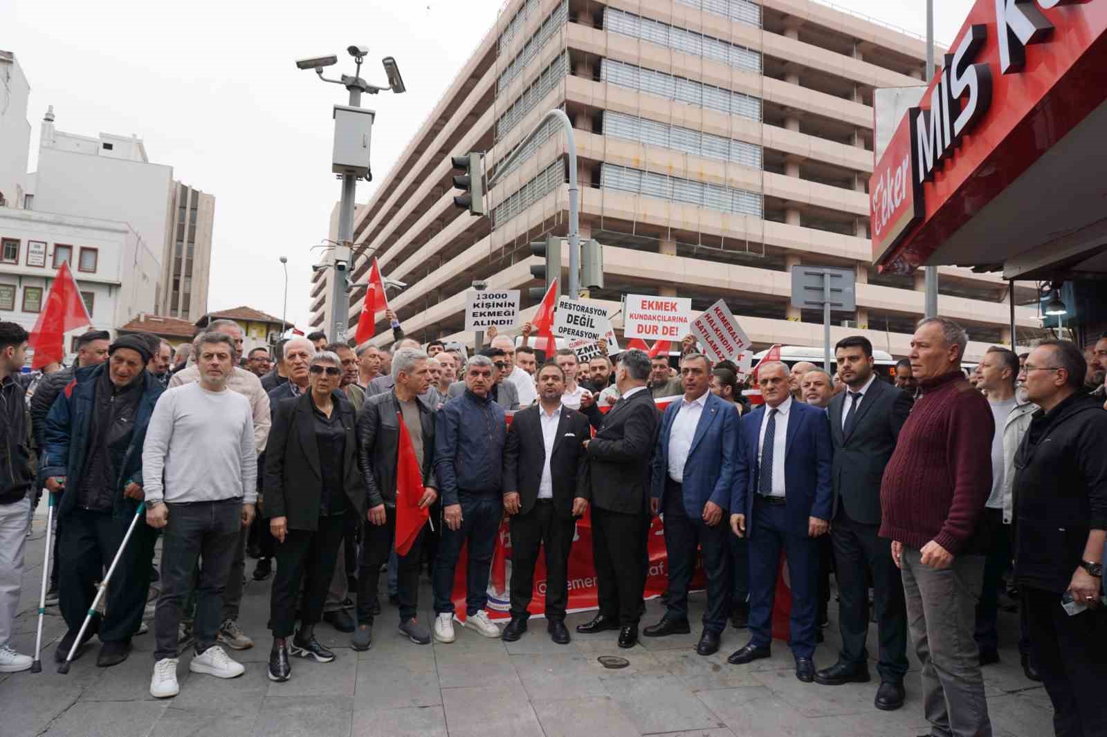 Kemeraltı esnafı otopark sorunu nedeniyle kepenk kapattı
