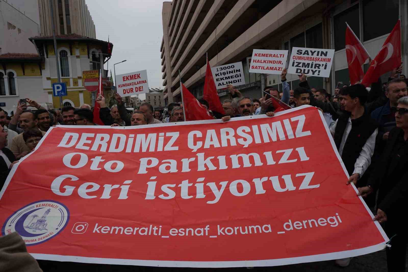 Kemeraltı esnafı, otopark sorununa çözüm için kepenk kapatıp yürüyüş düzenledi
