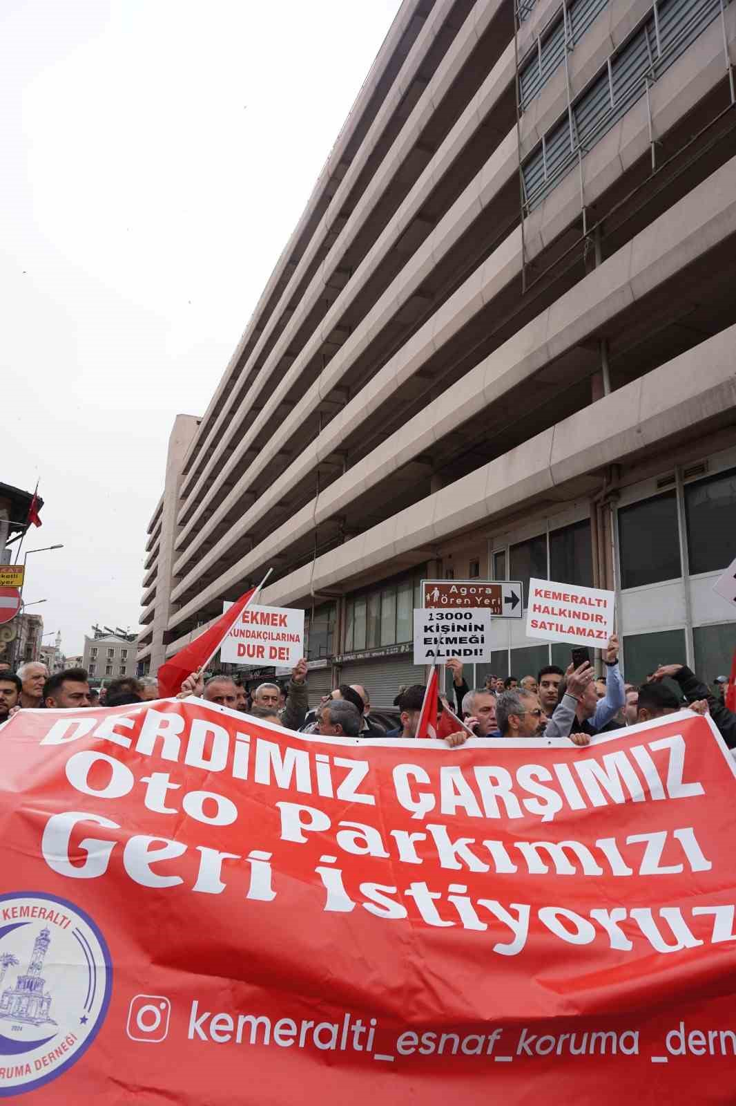 Kemeraltı esnafı, otopark sorununa çözüm için kepenk kapatıp yürüyüş düzenledi
