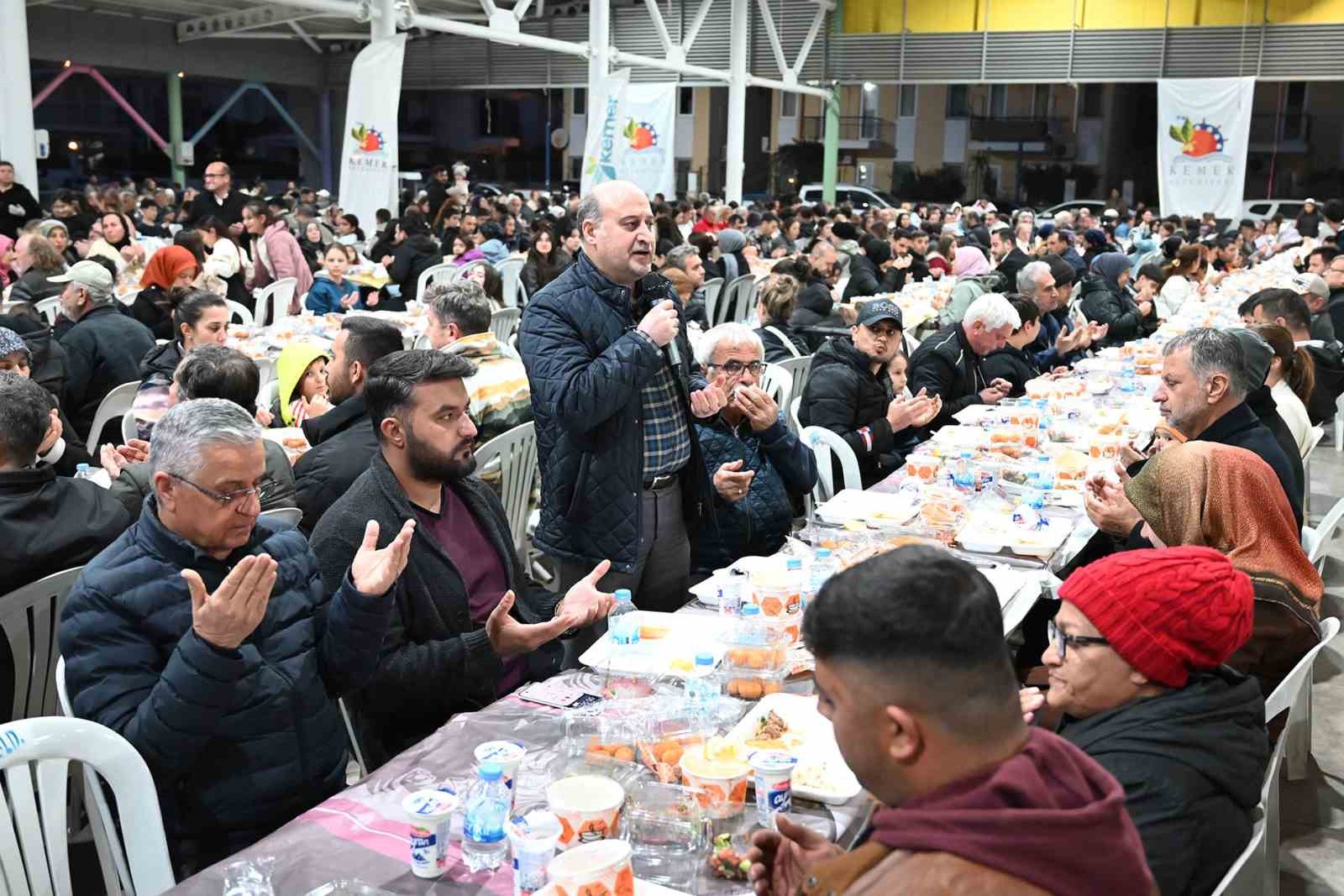 Kemer’de iftar sofrası Çamyuva’da kuruldu
