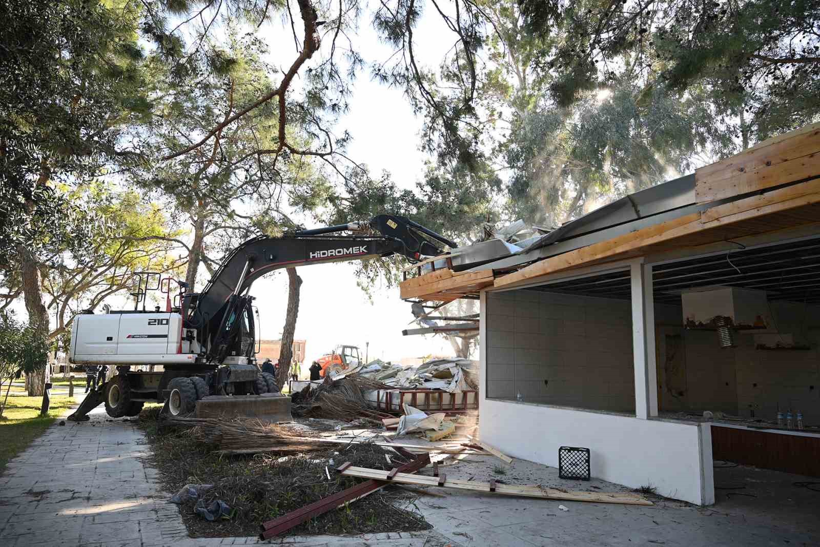 Kemer’de kaçak yapıların yıkımı sürüyor
