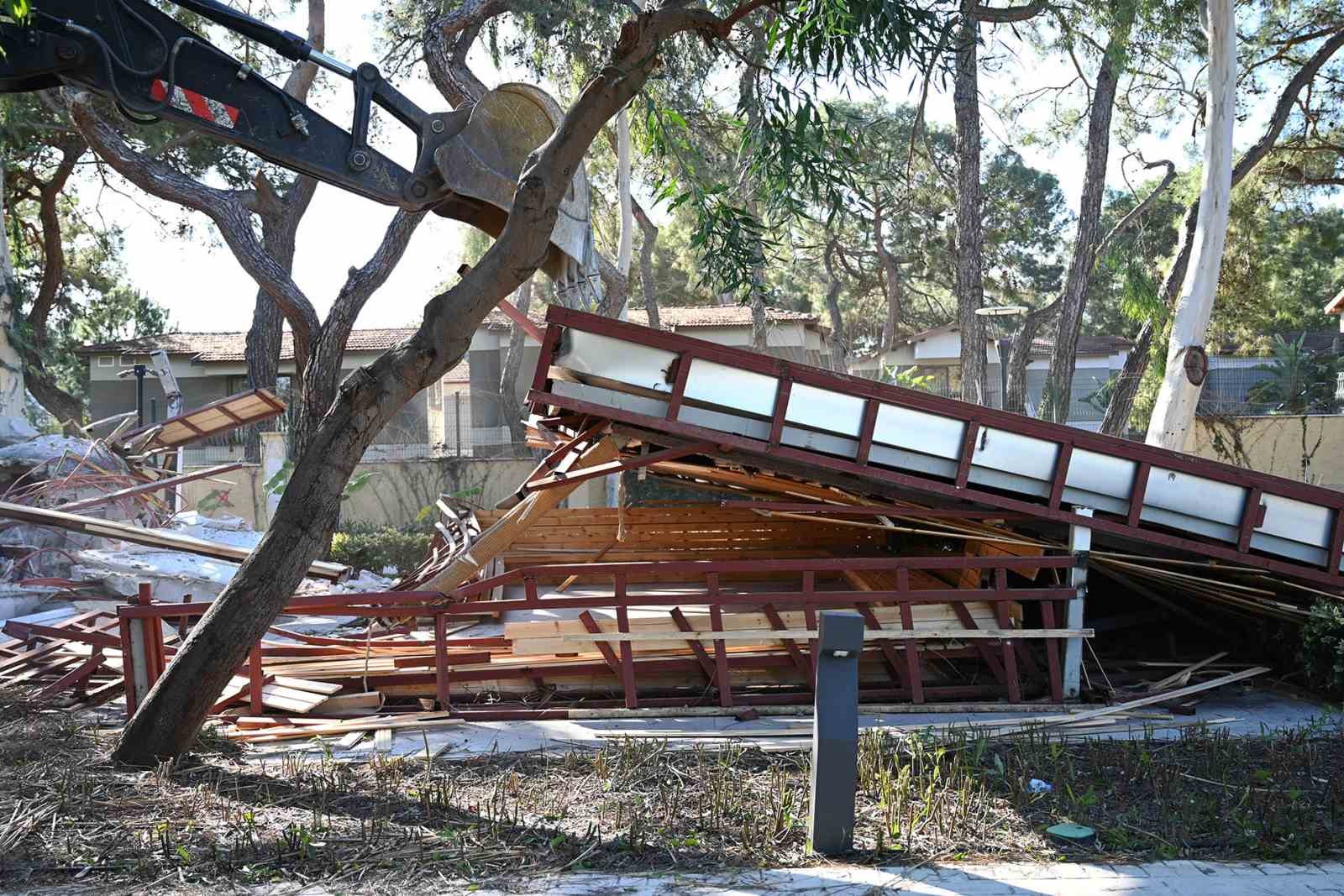 Kemer’de kaçak yapıların yıkımı sürüyor
