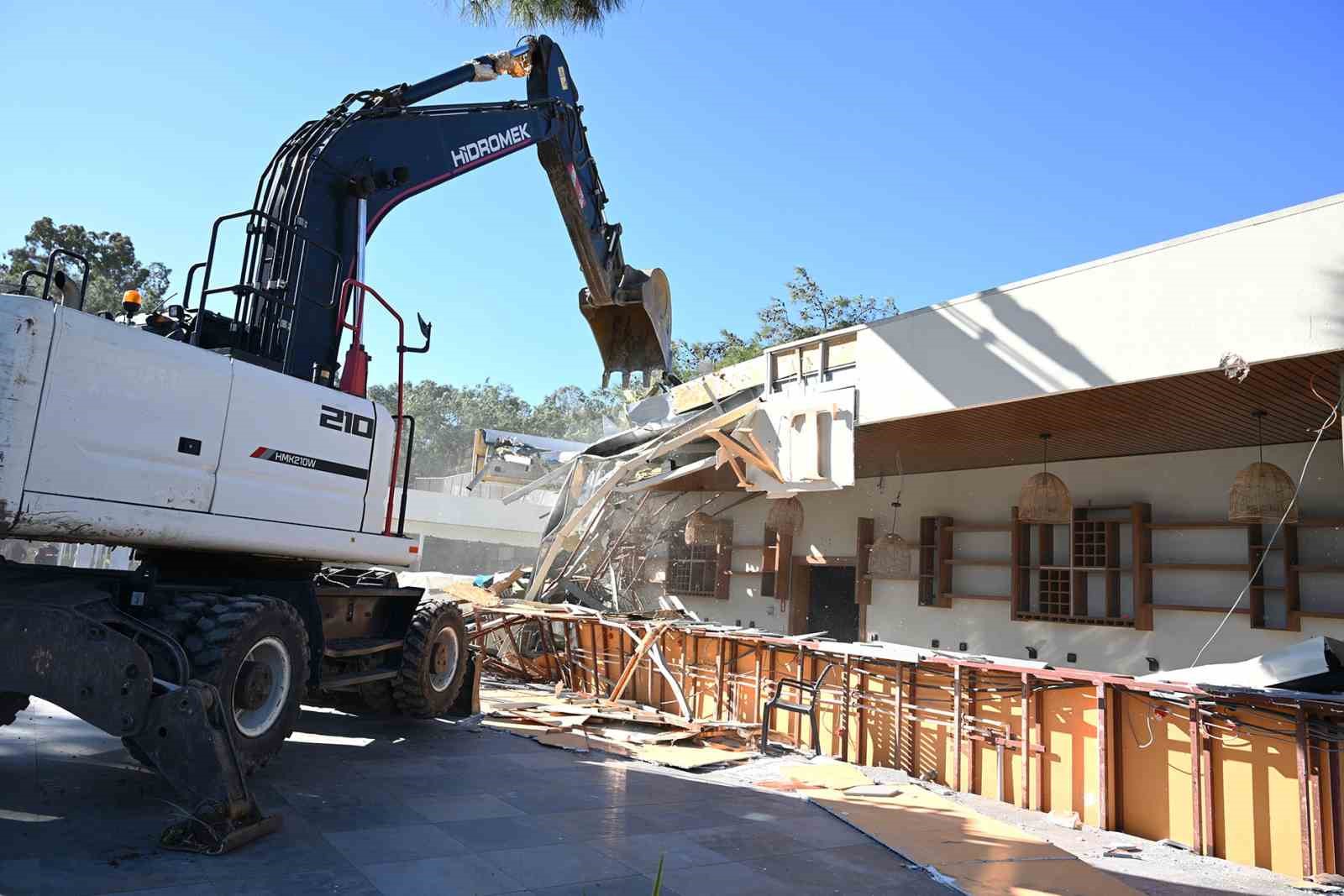 Kemer’de kaçak yapıların yıkımı sürüyor

