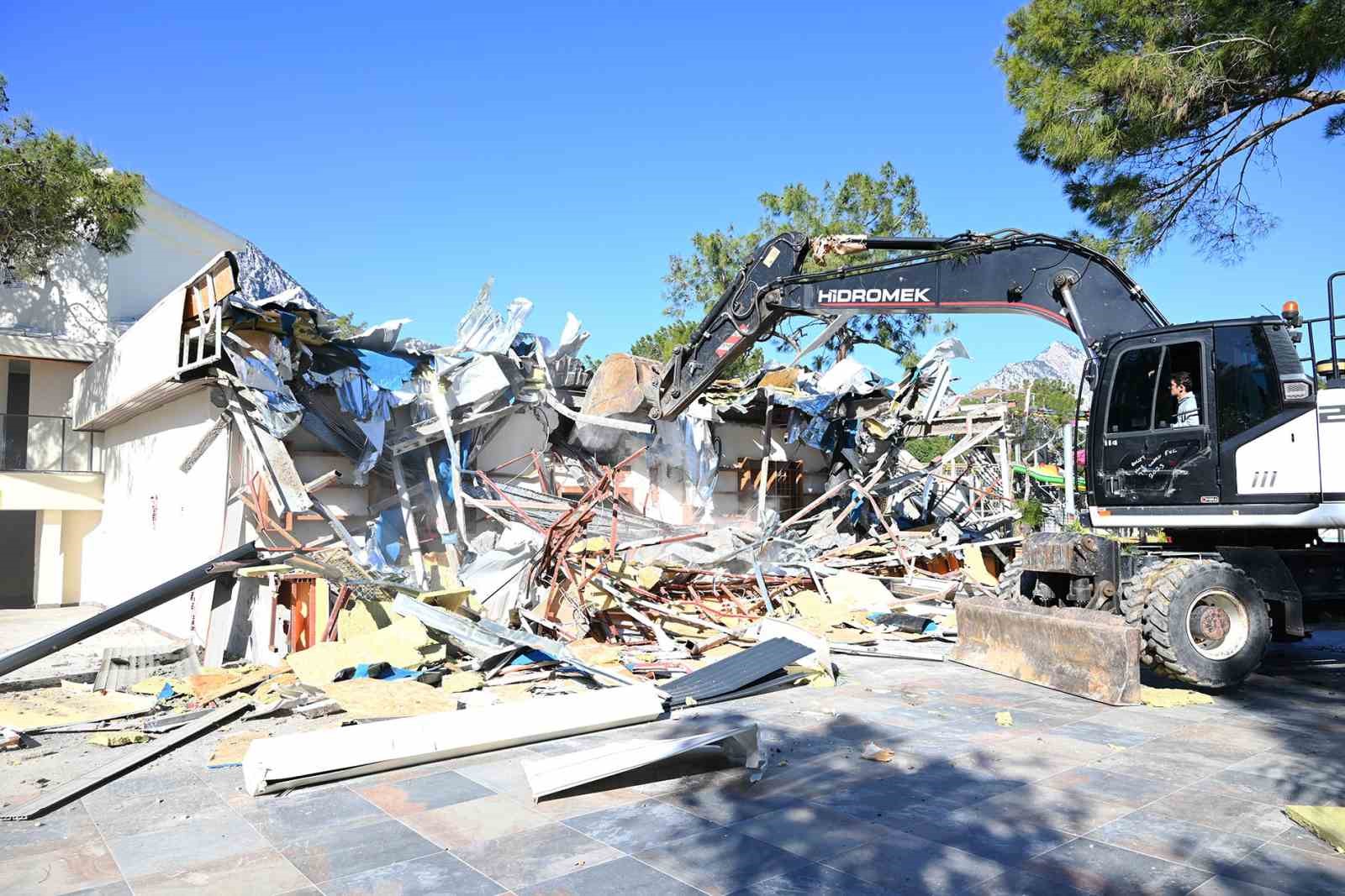 Kemer’de kaçak yapıların yıkımı sürüyor
