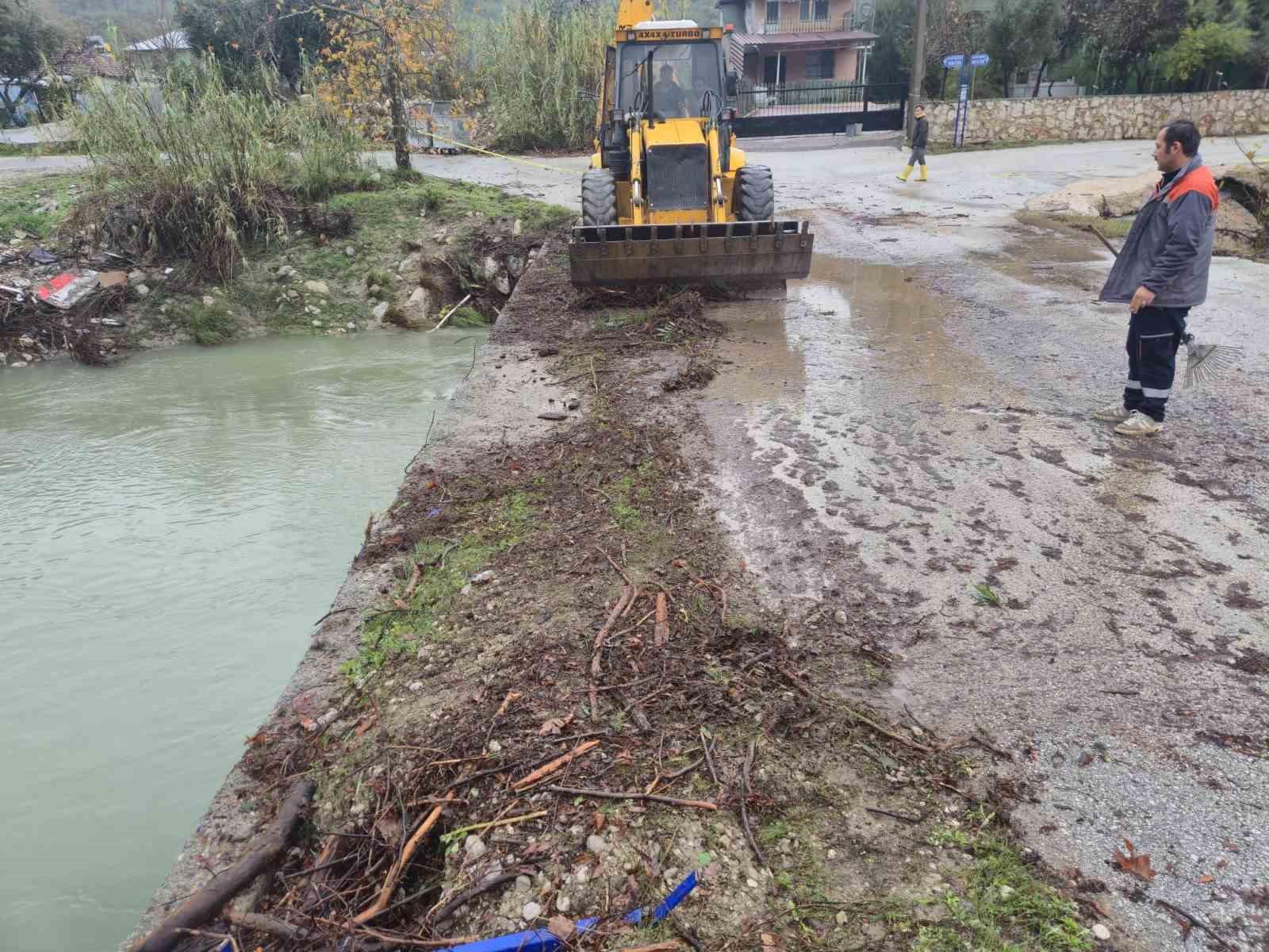 Kemer’de köprüleri tıkayan tomruklar temizlendi
