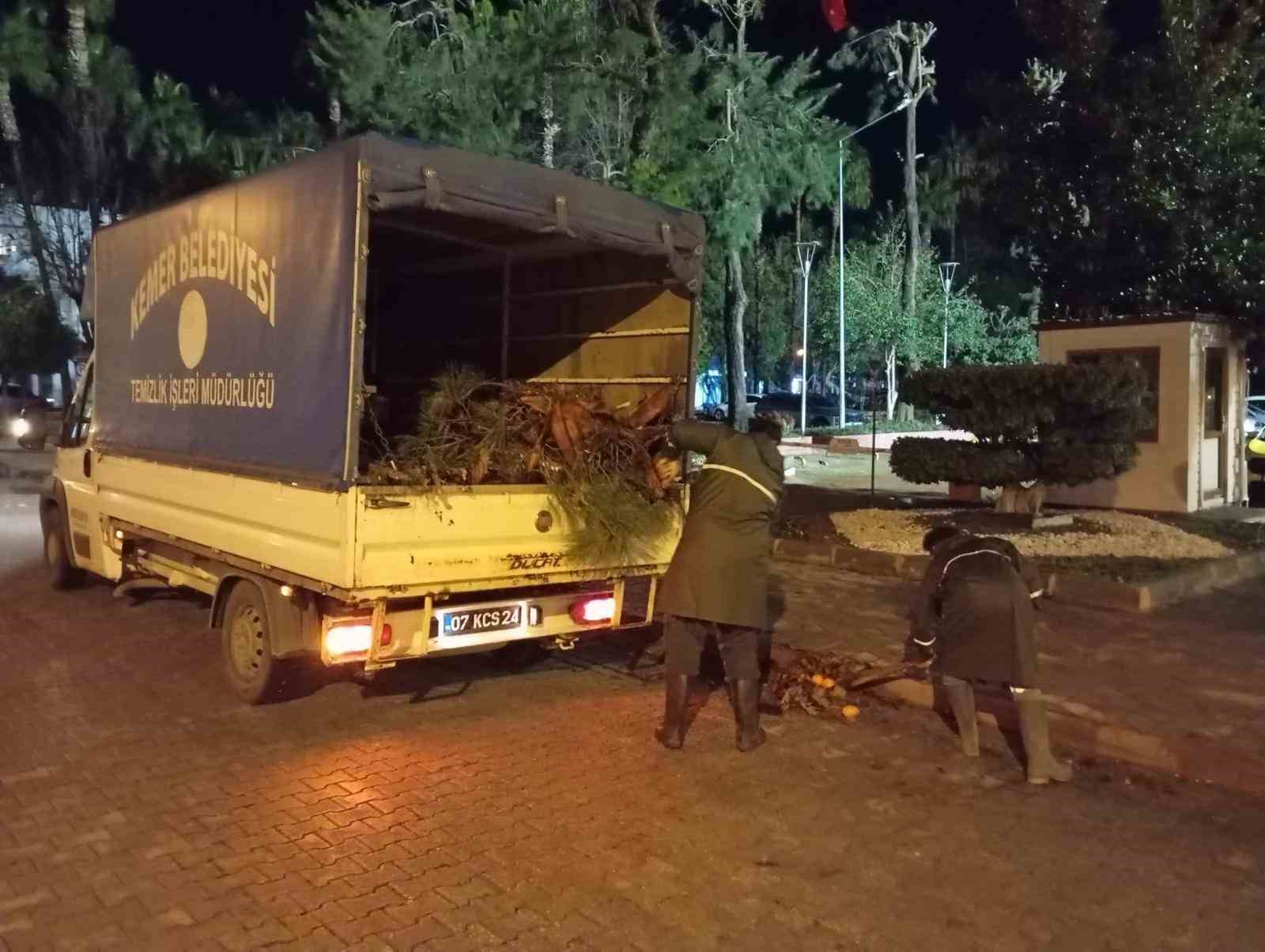 Kemer’de köprüleri tıkayan tomruklar temizlendi
