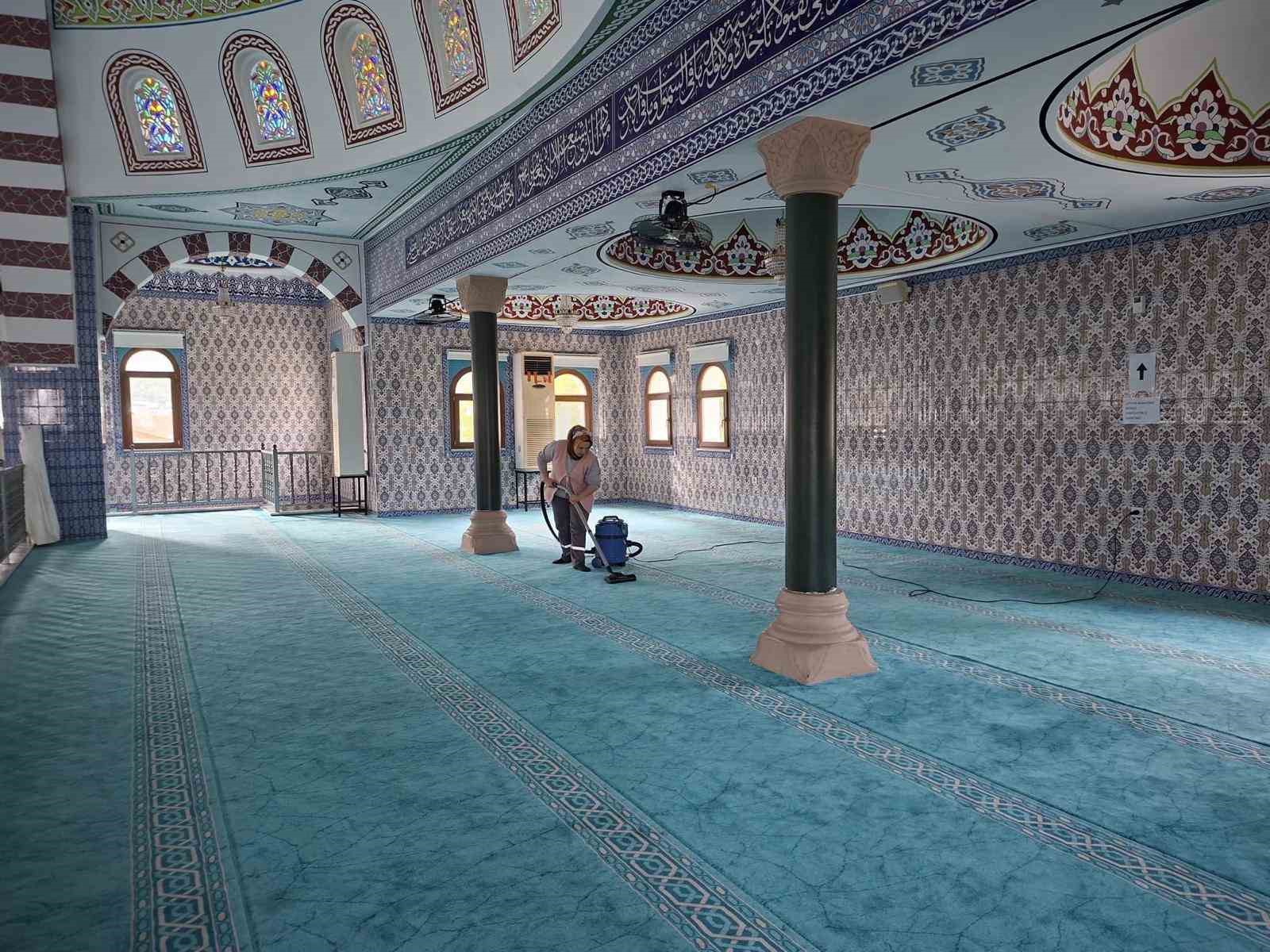 Kemer’de Ramazan öncesi camilerde temizlik yapıldı
