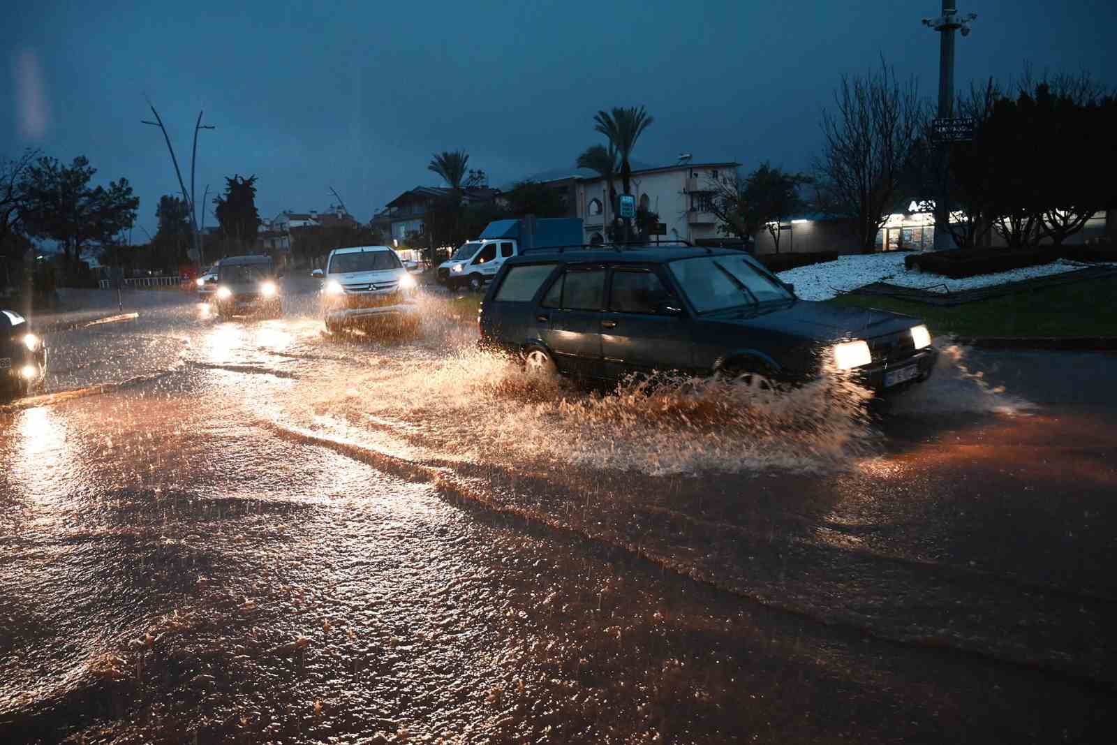 Kemer’de sağanak etkili oldu
