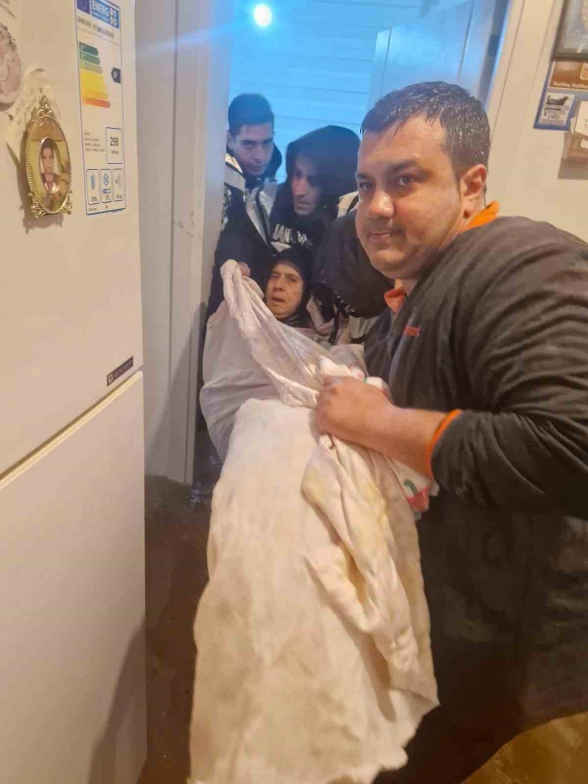 Kemer’de sağanak yağışta mahsur kalanları jandarma kurtardı
