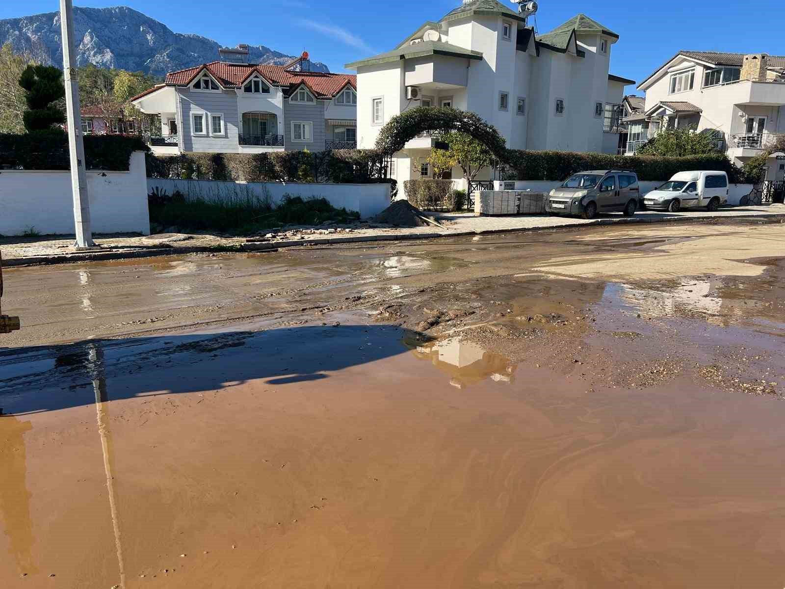 Kemer’de şiddetli yağış sonrası dağlardan inen kum ve balçıklar temizleniyor
