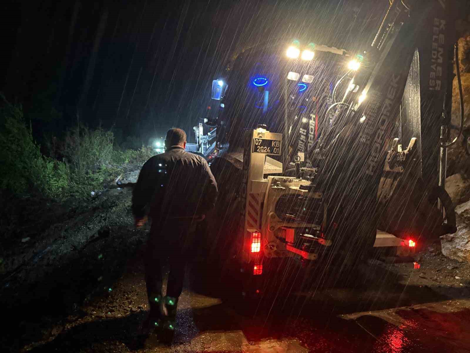 Kemer’de yağış nedeniyle istinat duvarı çöktü
