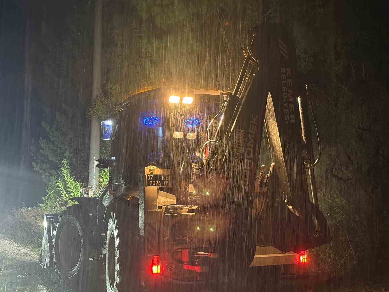 Kemer’de yağış nedeniyle istinat duvarı çöktü
