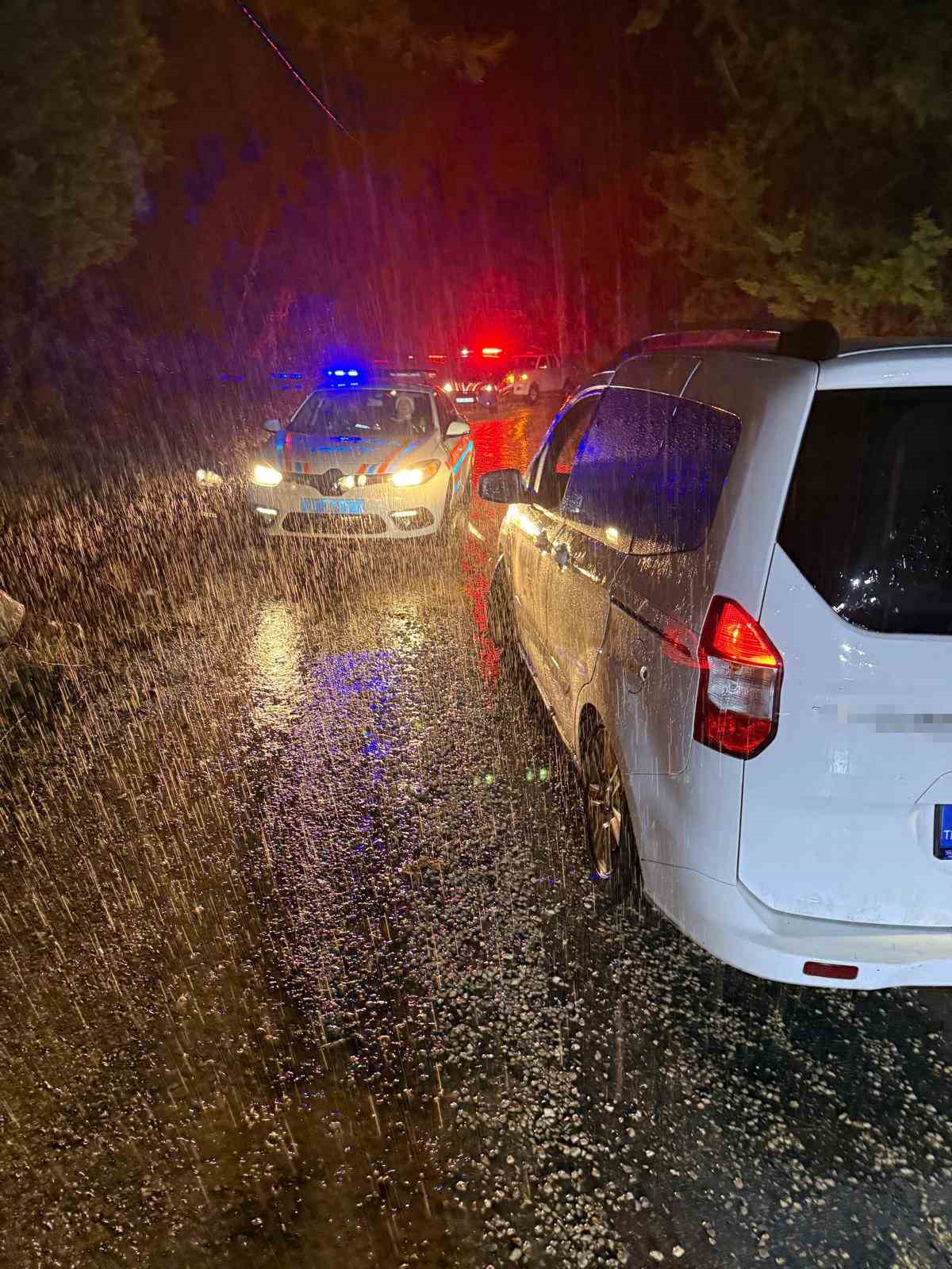 Kemer’de yağış nedeniyle istinat duvarı çöktü
