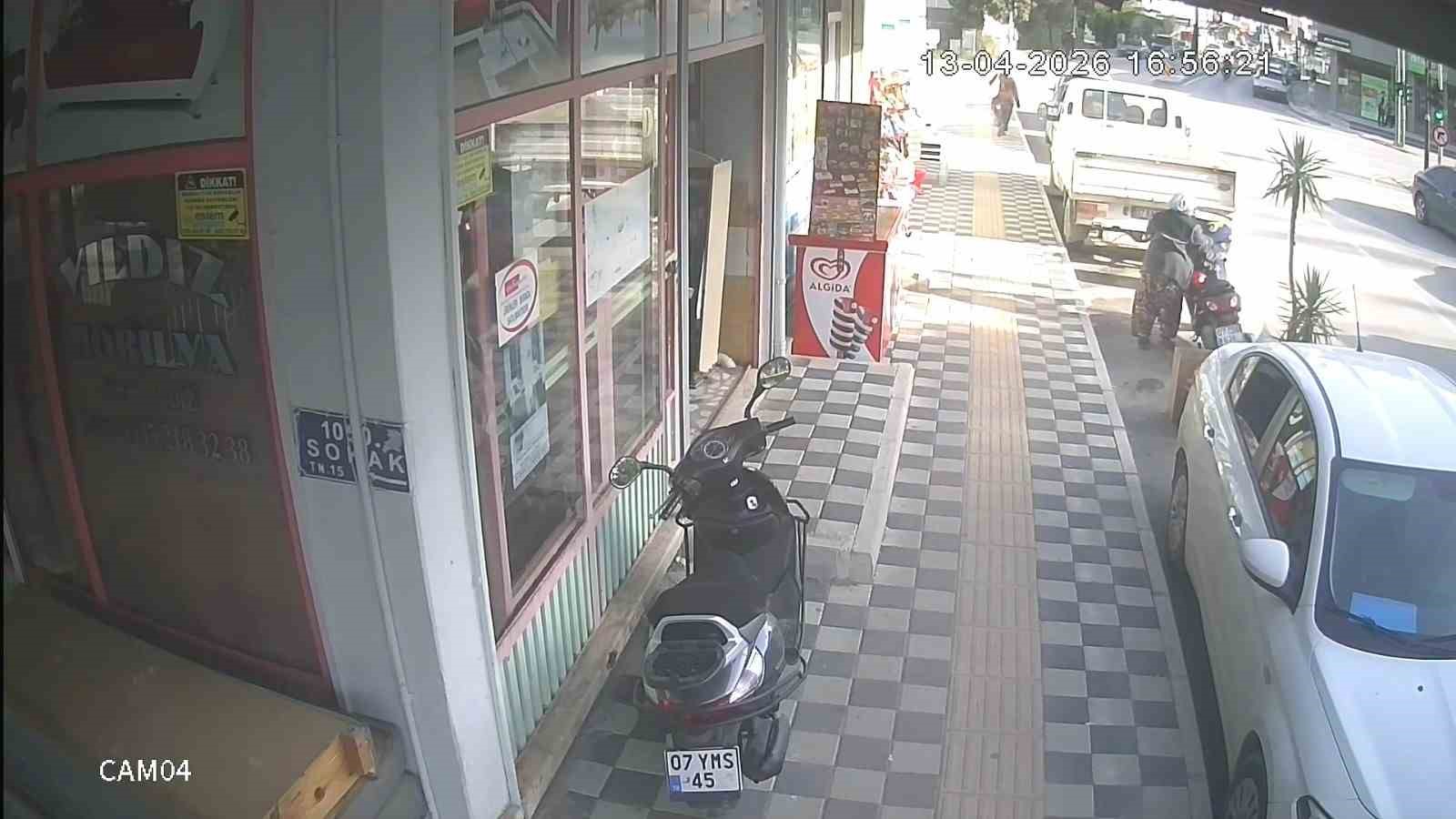 Kendi motosikleti gibi çalıp götürmesi saniyeler sürdü
Kendi motosikleti gibi çalıp götürmesi saniyeler sürdü