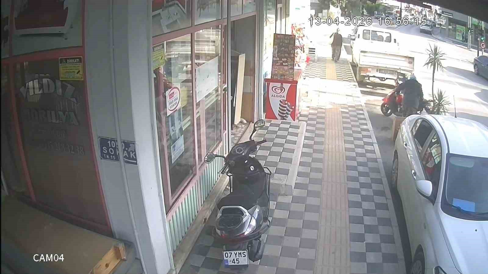 Kendi motosikleti gibi çalıp götürmesi saniyeler sürdü
Kendi motosikleti gibi çalıp götürmesi saniyeler sürdü