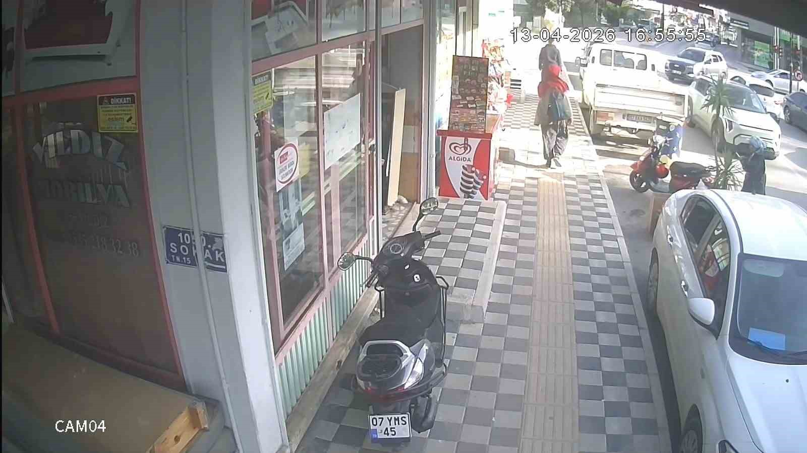 Kendi motosikleti gibi çalıp götürmesi saniyeler sürdü
Kendi motosikleti gibi çalıp götürmesi saniyeler sürdü