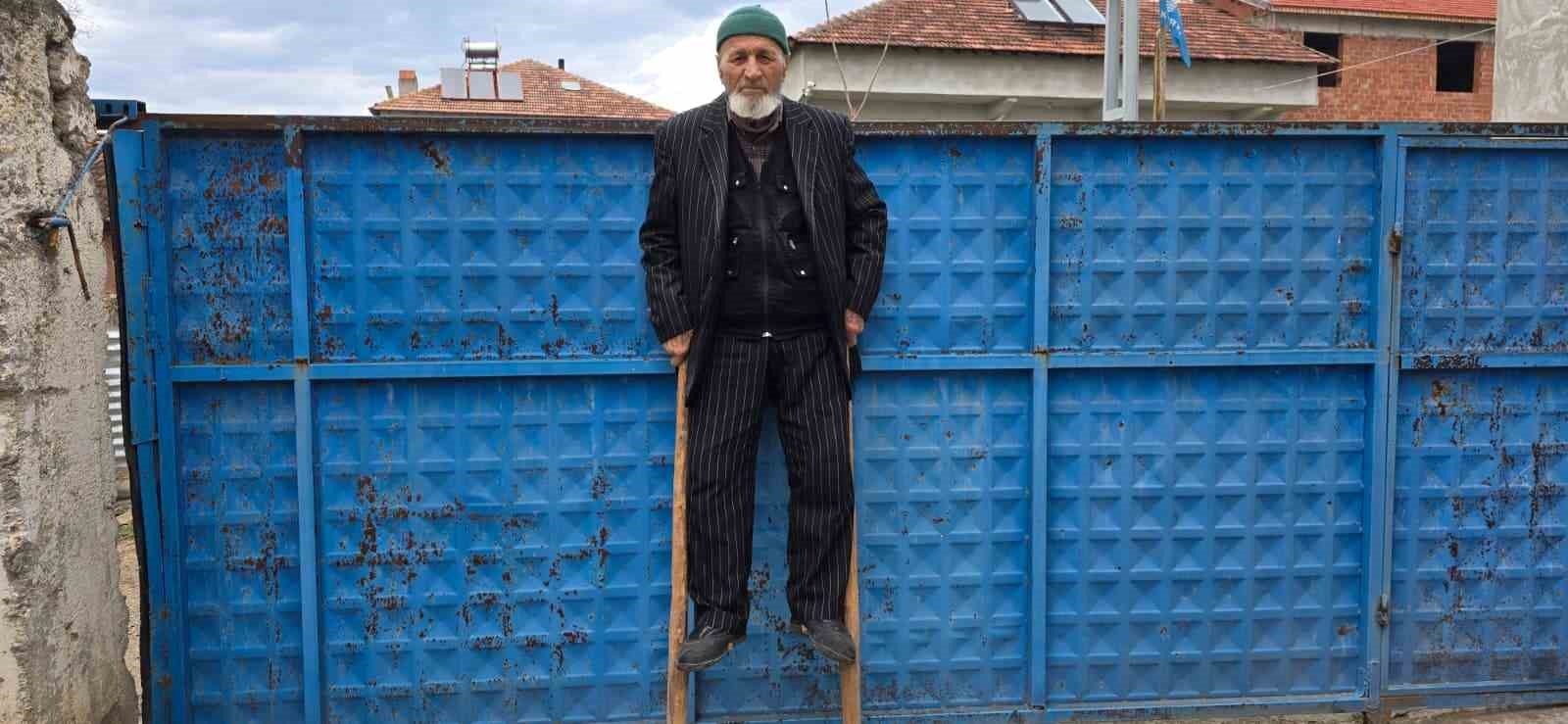 Kendi yaptığı ’ayakcak’ ile mahalleyi geziyor
