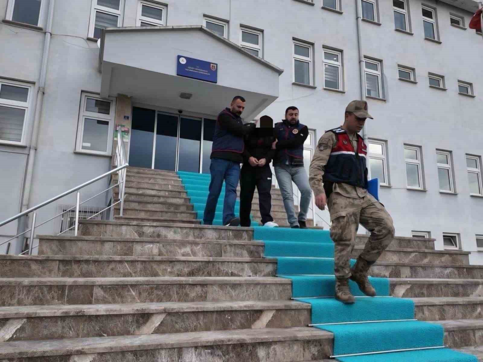 Kendilerini güvenlik güçleri ve savcı olarak tanıtıp, yaşlıları 1 milyon TL dolandırdılar
Kendilerini güvenlik güçleri ve savcı olarak tanıtıp, yaşlıları 1 milyon TL dolandırdılar