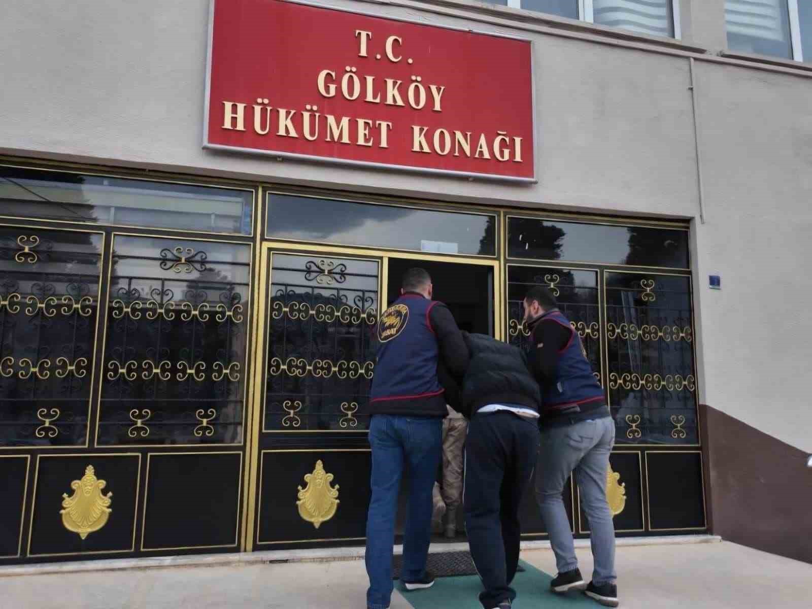 Kendilerini güvenlik güçleri ve savcı olarak tanıtıp, yaşlıları 1 milyon TL dolandırdılar
Kendilerini güvenlik güçleri ve savcı olarak tanıtıp, yaşlıları 1 milyon TL dolandırdılar