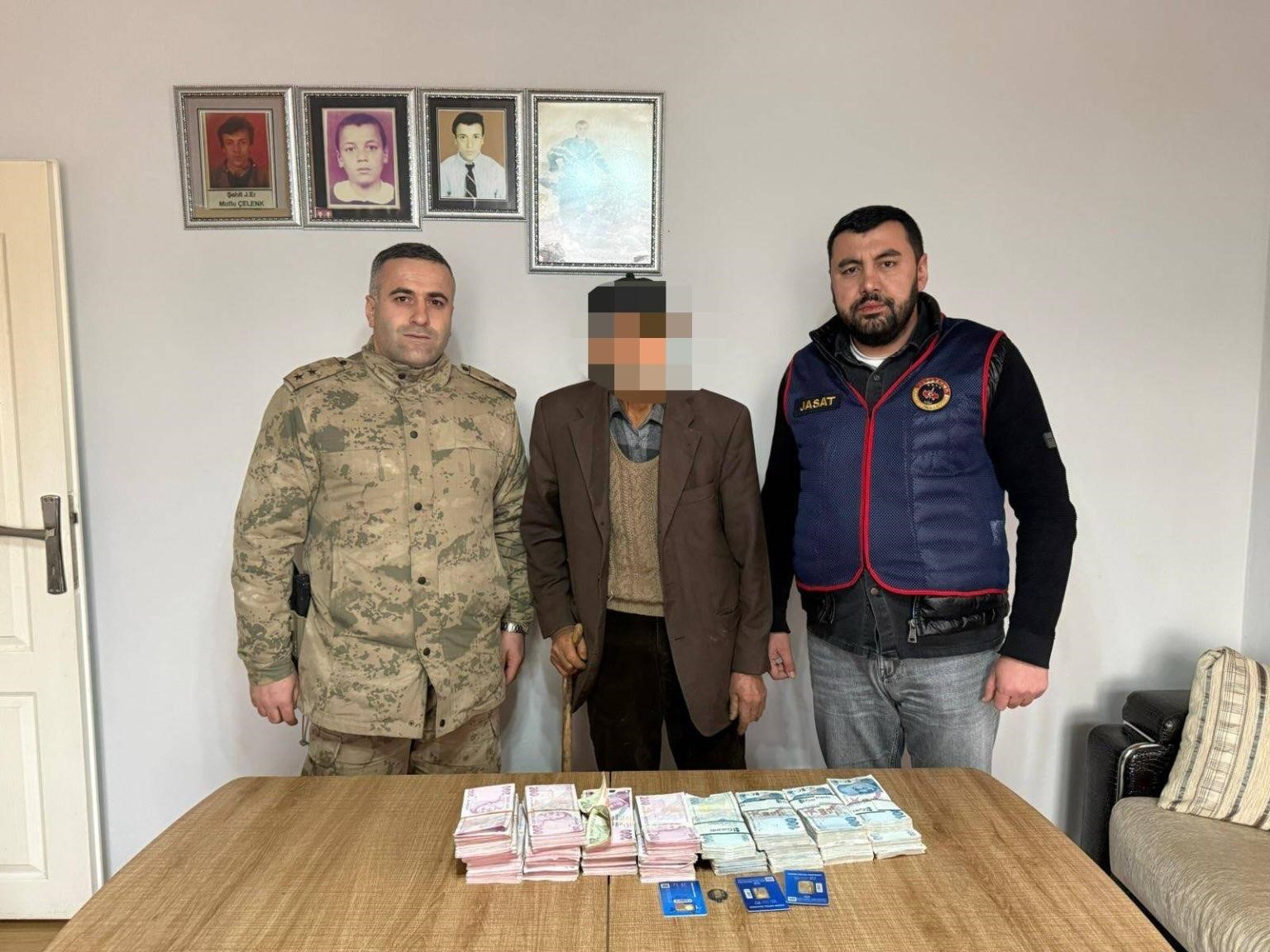 Kendilerini güvenlik güçleri ve savcı olarak tanıtıp, yaşlıları 1 milyon TL dolandırdılar
Kendilerini güvenlik güçleri ve savcı olarak tanıtıp, yaşlıları 1 milyon TL dolandırdılar